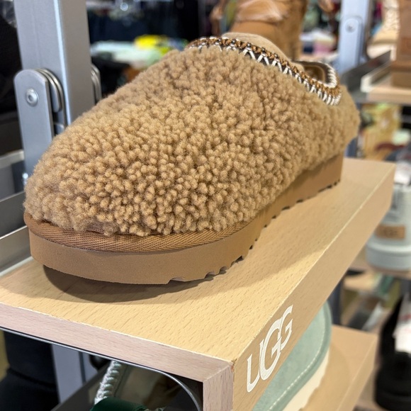 UGG Women’s Maxi Curly Slippers - Picture 3 of 6